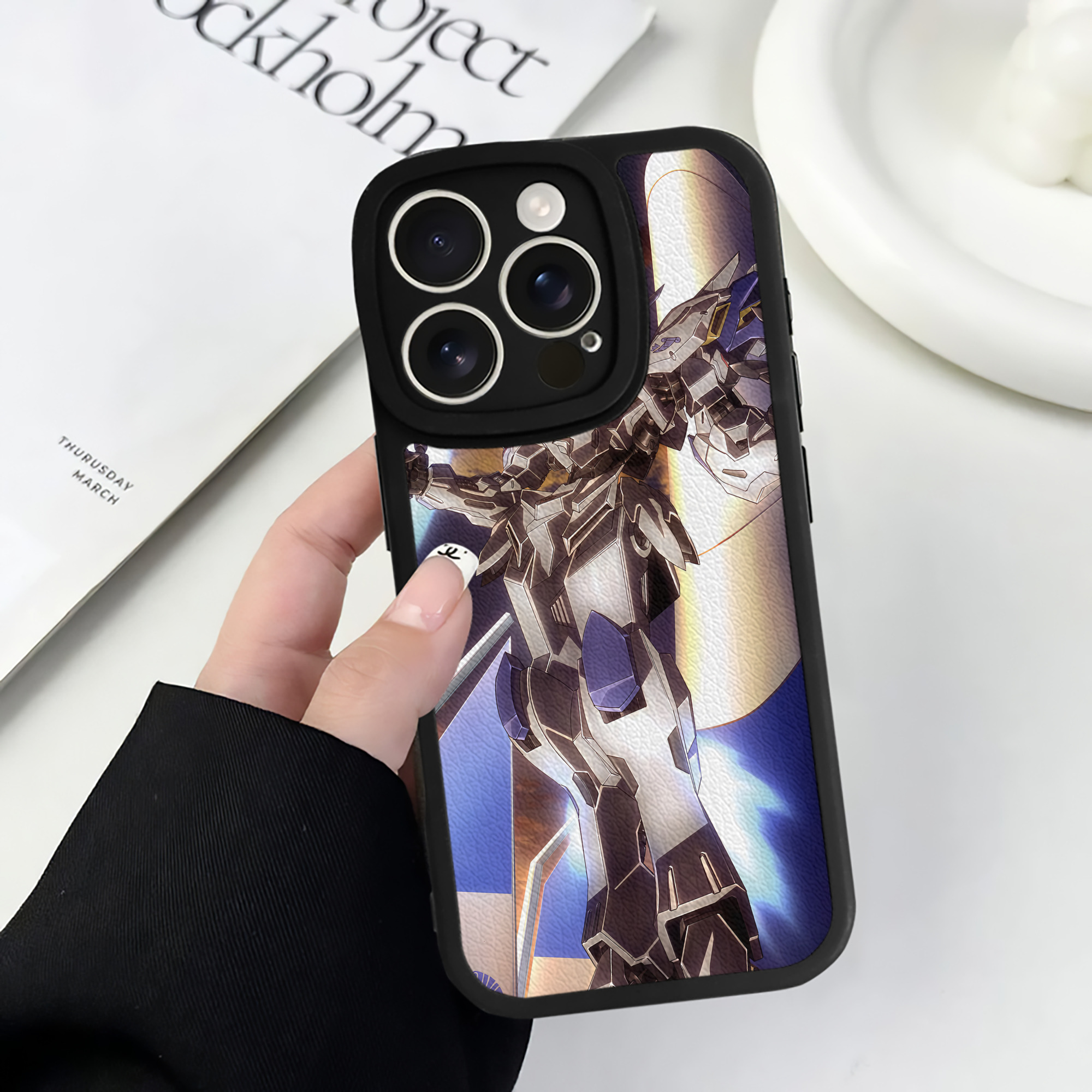 （画像用） 機動戦士ガンダム Mobile Suit Gundam 【iPhone 16シリーズ対応】シリコンスマホケース（レザー調） 材質：シリコン